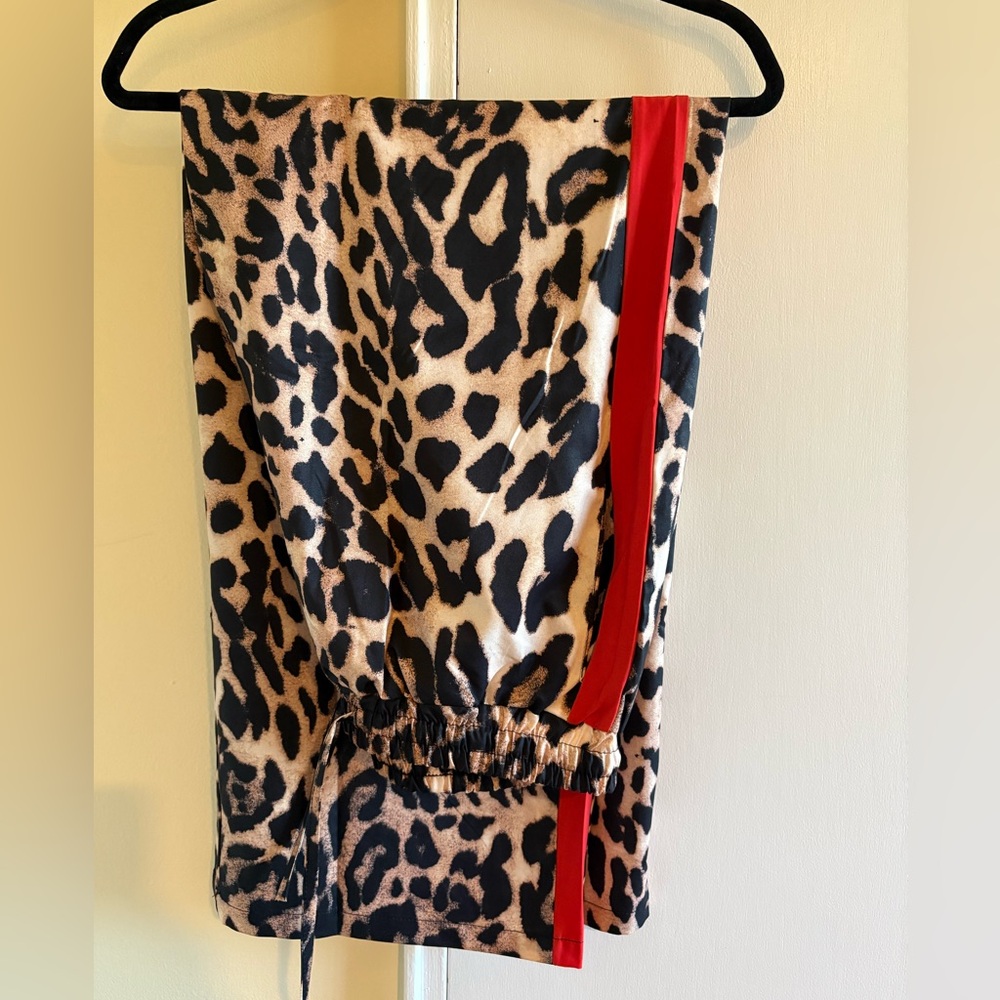 Women’s casual drawstring, wide leg, leopard print pants.